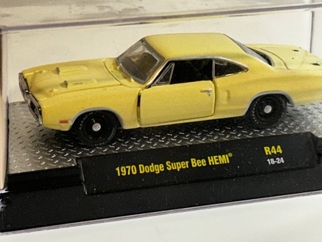 M2 1970 Dodge Super Bee HEMI R44 1:64 Diecast