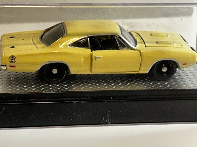 M2 1970 Dodge Super Bee HEMI R44 1:64 Diecast - photo 2