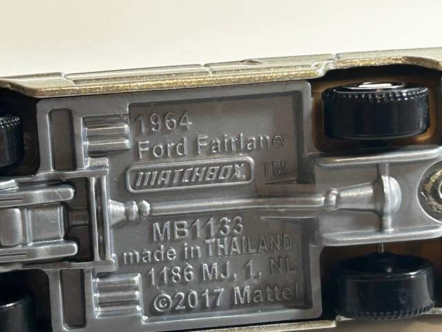 Matchbox 1964 Pewter Silver (Champagne) Ford Fairlane - photo 3