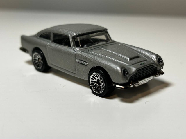 Hot Wheels Retro Entertainment Aston Martin DB5