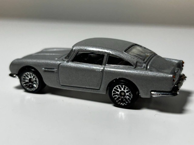 Hot Wheels Retro Entertainment Aston Martin DB5 - photo 2