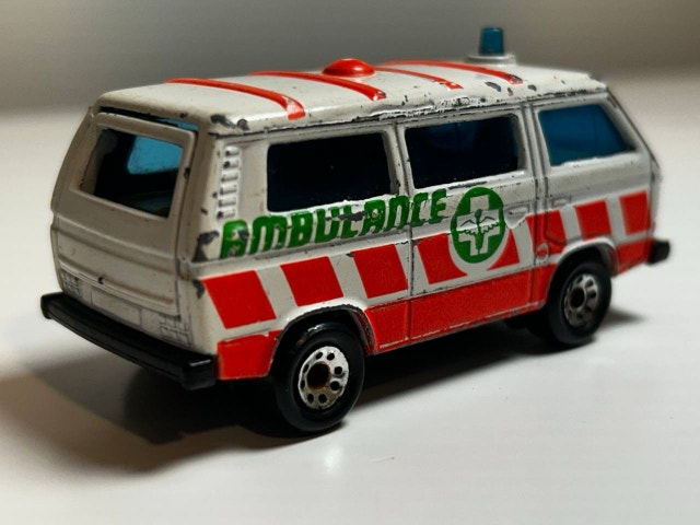 Matchbox Volkswagen Transporter Ambulance Vintage 1987 - photo 2