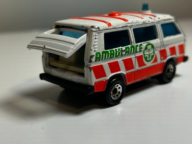 Matchbox Volkswagen Transporter Ambulance Vintage 1987 - photo 3