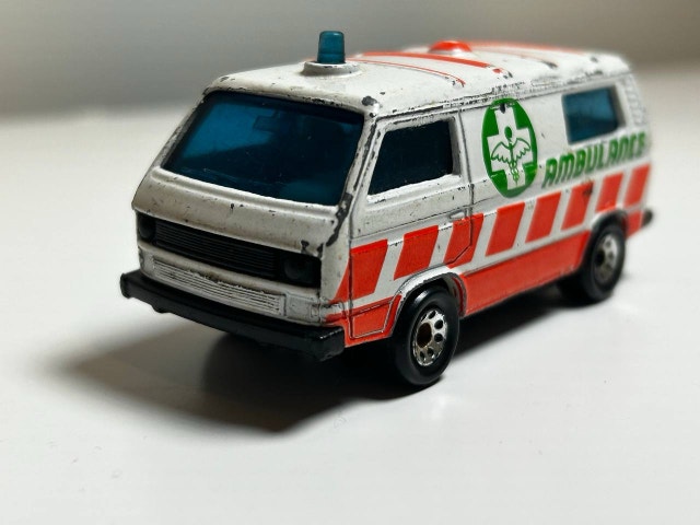 Matchbox Volkswagen Transporter Ambulance Vintage 1987 - photo 4