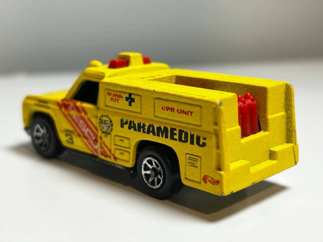 Hot Wheels 1974 Yellow Paramedic Rescue Truck 1:64