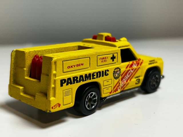 Hot Wheels 1974 Yellow Paramedic Rescue Truck 1:64 - photo 2