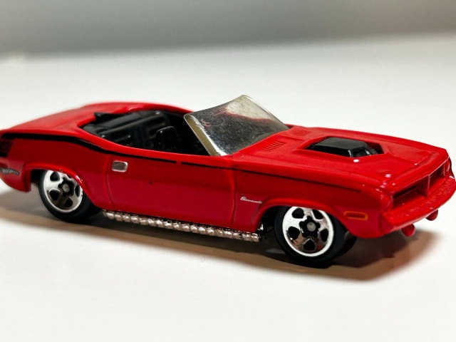 Hot Wheels '70 Plymouth Barracuda Convertible - photo 2