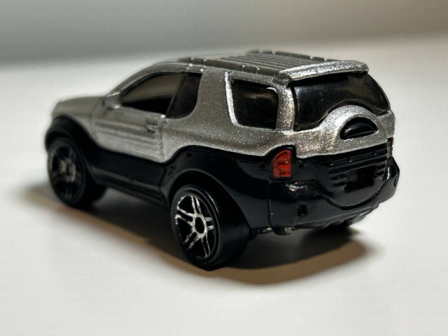 2000 Isuzu VehiCROSS 1/64 Diecast Model - photo 4