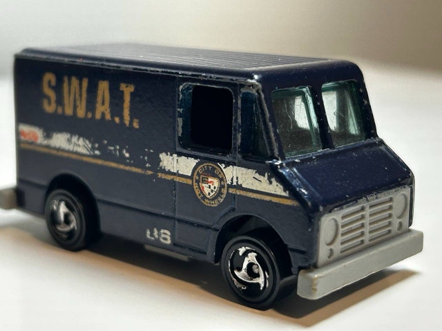 Hot Wheels 1986 Police S. W. A. T. Van #86 - photo 2