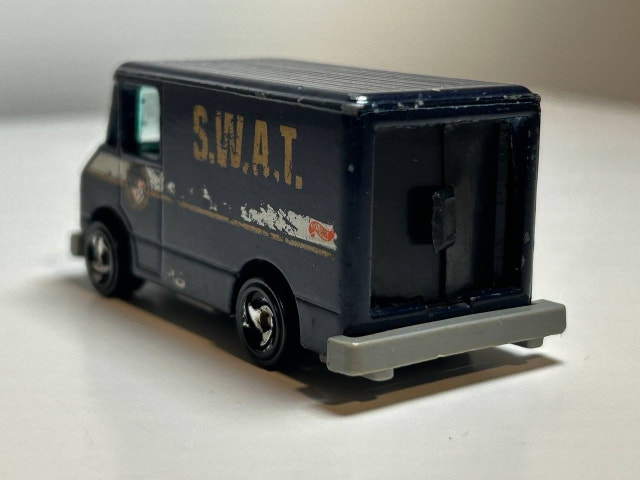 Hot Wheels 1986 Police S. W. A. T. Van #86 - photo 4