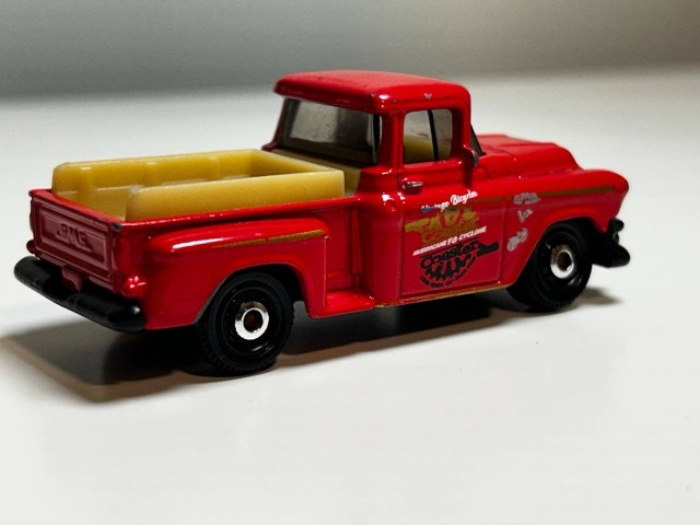 1957 GMC STEPSIDE PICKUP TRUCK 1:64 Matchbox 2009, 2015 - photo 2