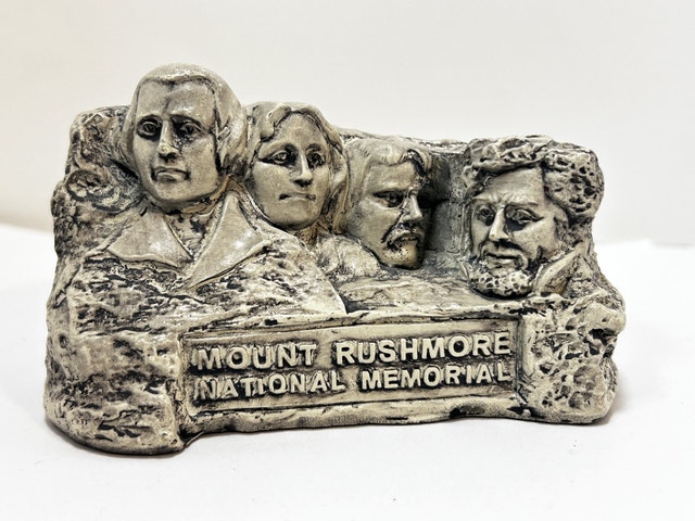 Mount Rushmore Statue - photo 2