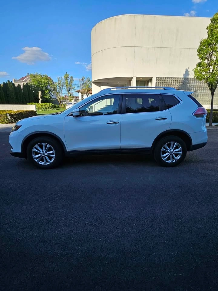 2016 Nissan Rogue SV Sport Utility 4D - photo 2