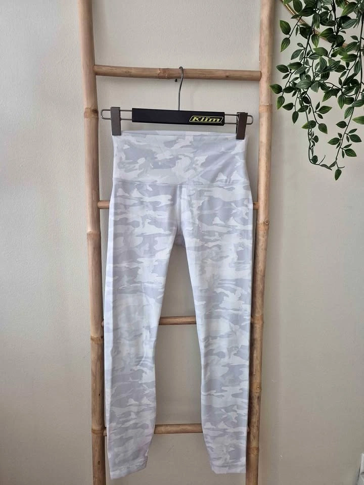 Lululemon leggings size 6