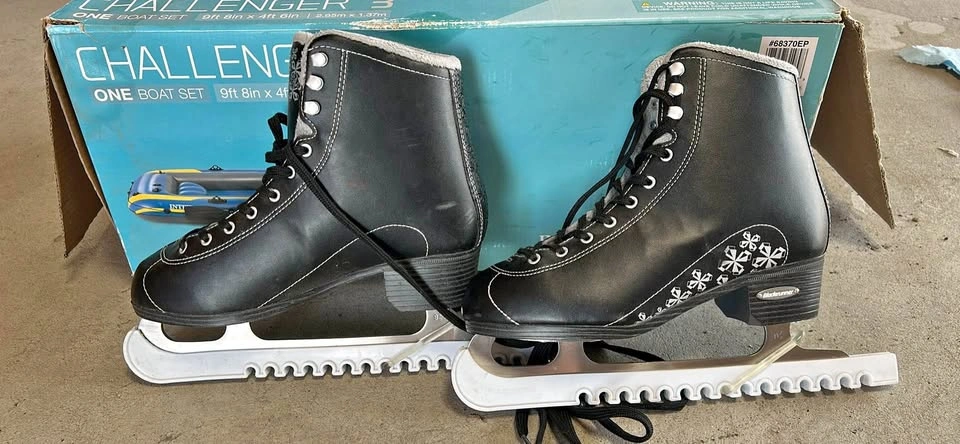 Figure skates - Womens Size 9