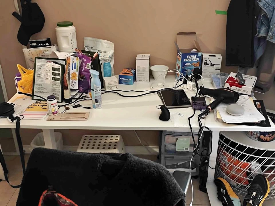 Computer desk with white table top. Missing gear for lifting mot