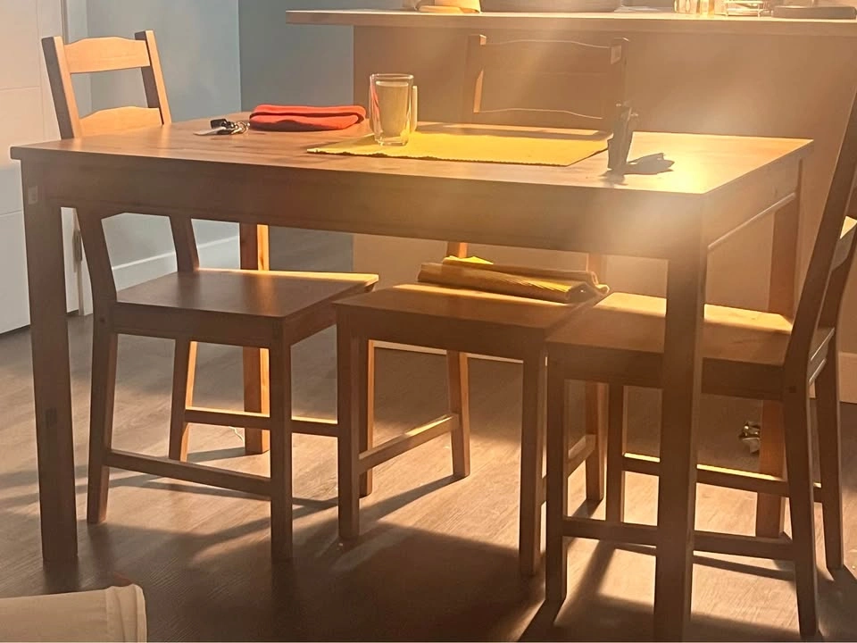 Table and 4 chairs - photo 2