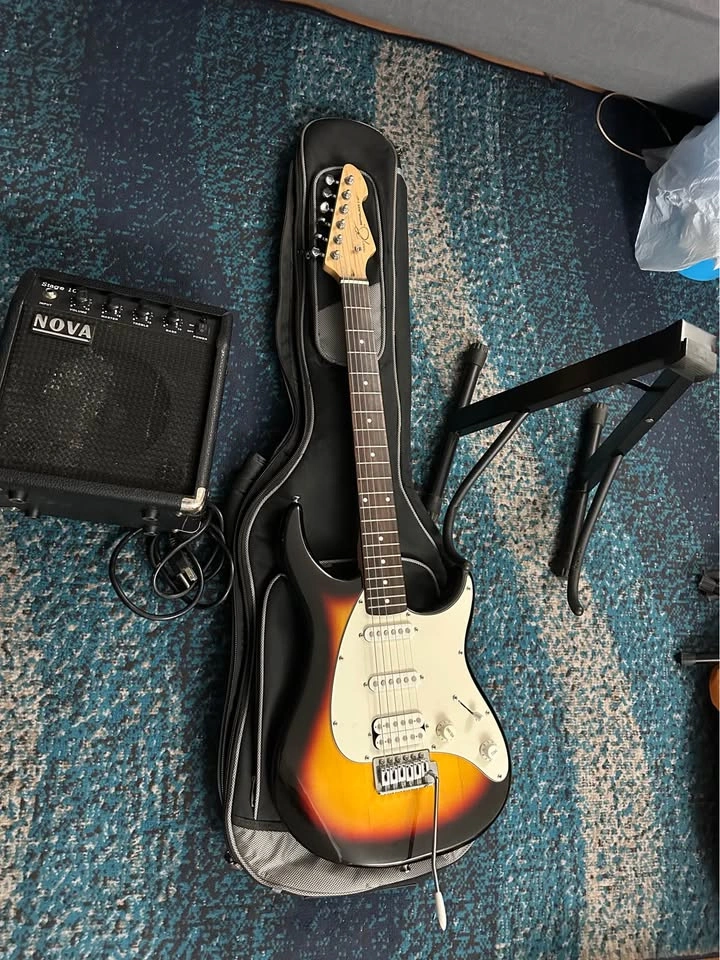 Peavey Raptor Plus EXP Electric Guitar w/ Amp & Stand - photo 2