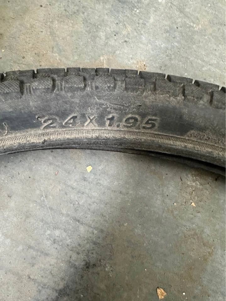 Bike tire 24x1.95 - photo 2