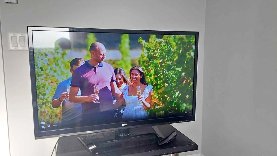 LG 42-inch 42LS5700 TV w/ Remote