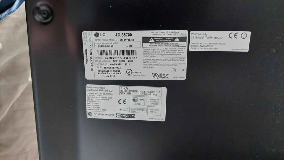 LG 42-inch 42LS5700 TV w/ Remote - photo 3