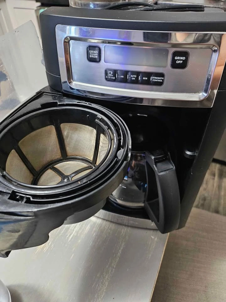 Lagostina Grind & Brew Programmable Coffee Maker - photo 2