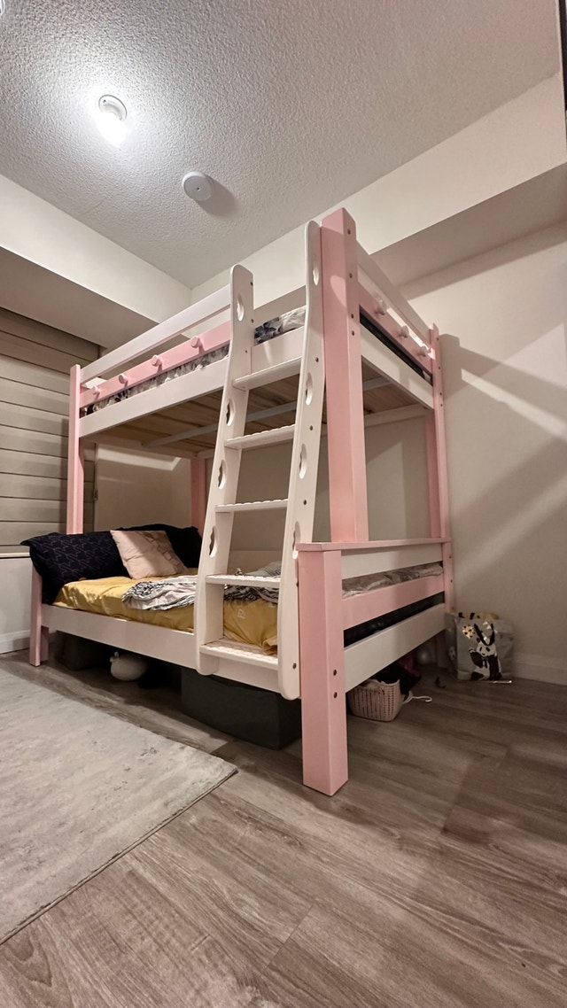 URGENTLY SELLING Beautiful Pink BunkBed Like NEW