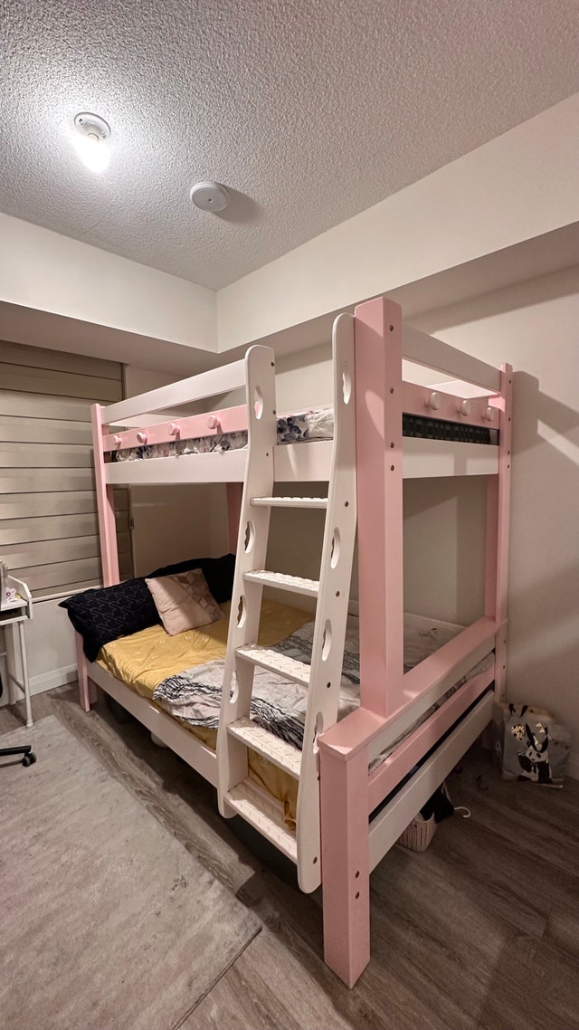 URGENTLY SELLING Beautiful Pink BunkBed Like NEW - photo 2