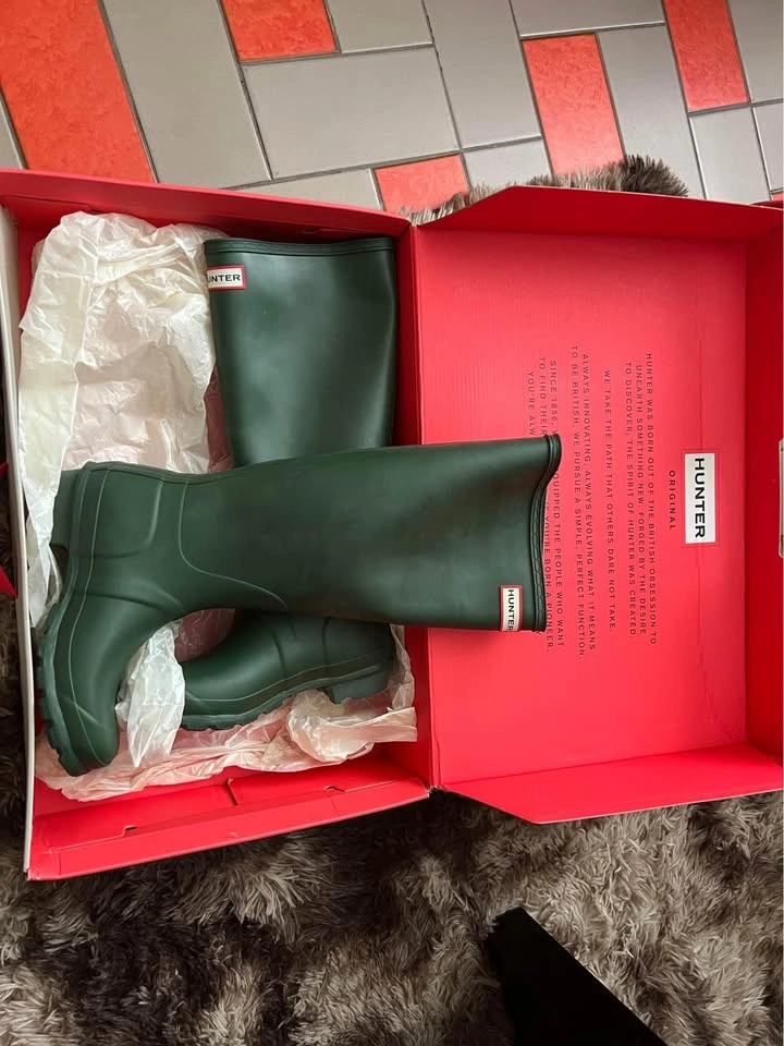 Hunter Rain Boots – Size 35 – Green (Brand New) - photo 5