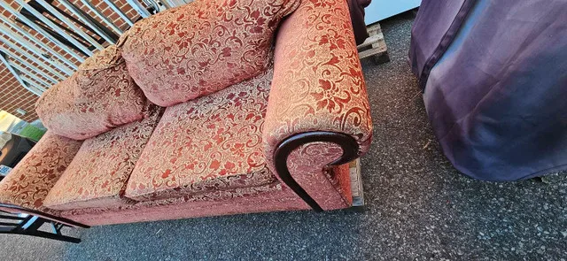 gorgeous red / gold couch image indicator(3)