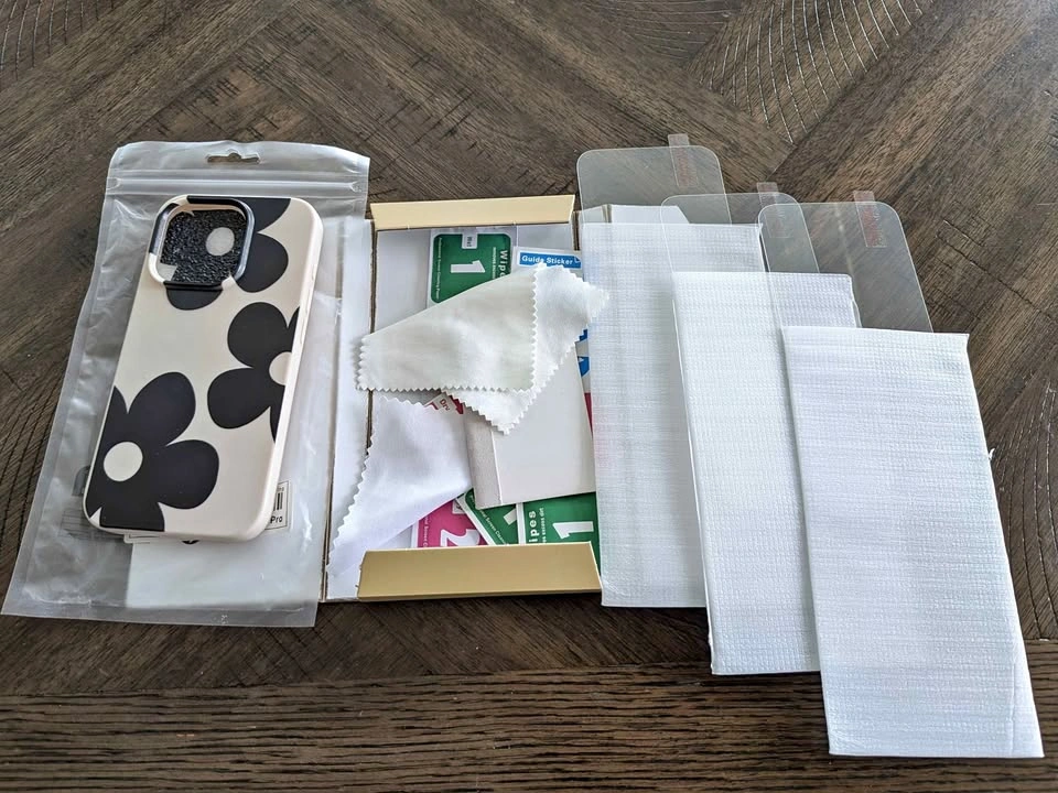 iPhone 15 Pro Case + 3 Screen Protectors