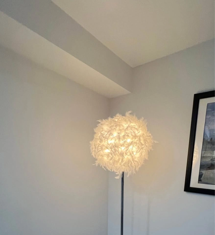 Elegant White Feather Floor Lamp with On/Off Switch - photo 5