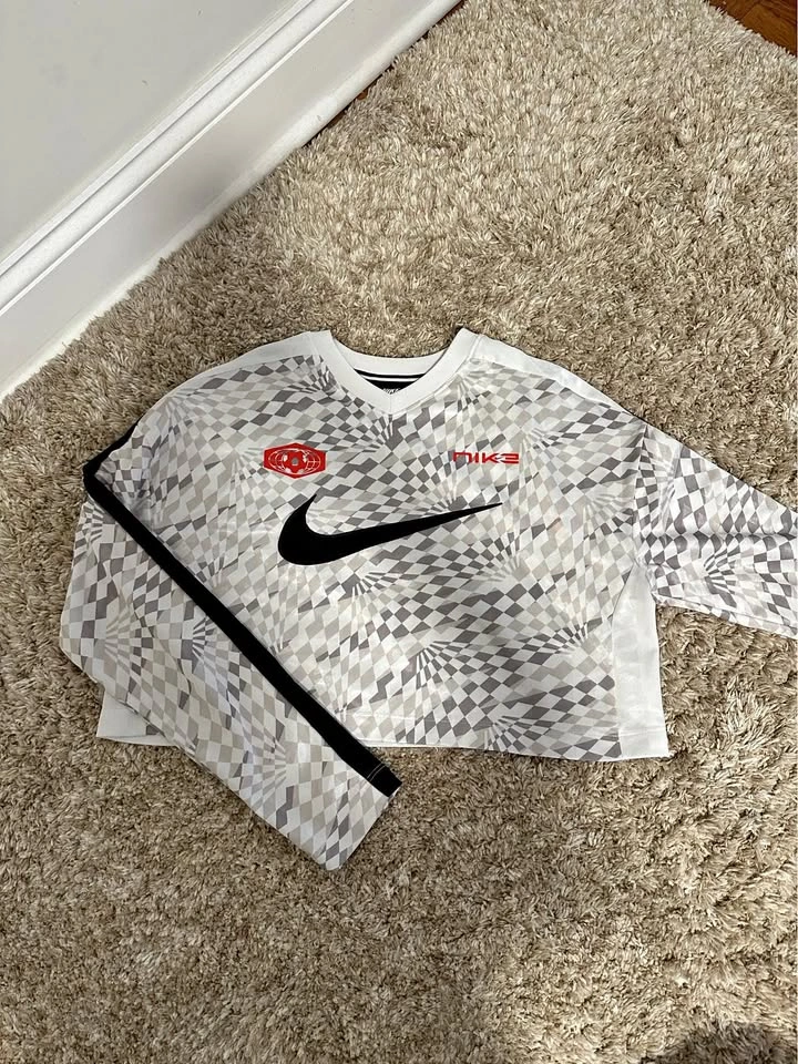 Nike Women's Long Sleeve Crop Top - Size L