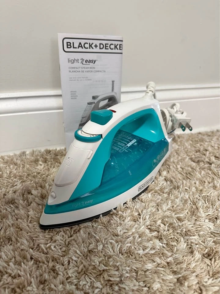 BLACK+DECKER Compact Steam Iron – Light ‘N Easy