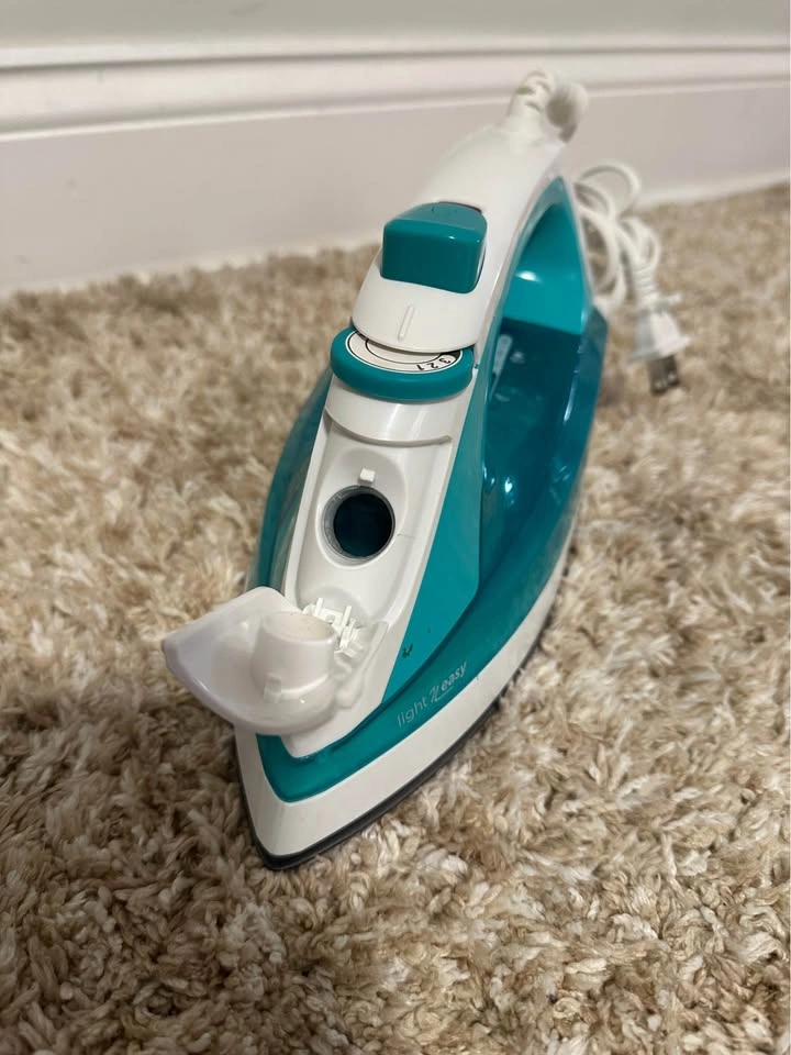 BLACK+DECKER Compact Steam Iron – Light ‘N Easy - photo 4