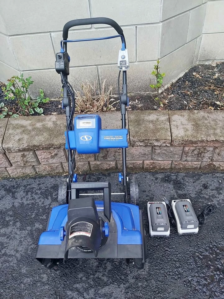 Snow Joe cordless 18 inch Snow Blower w/ 2 Batteries & Chargers