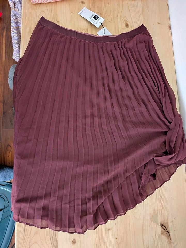 NWT Olsen Europe pleated skirt w velvet waist band