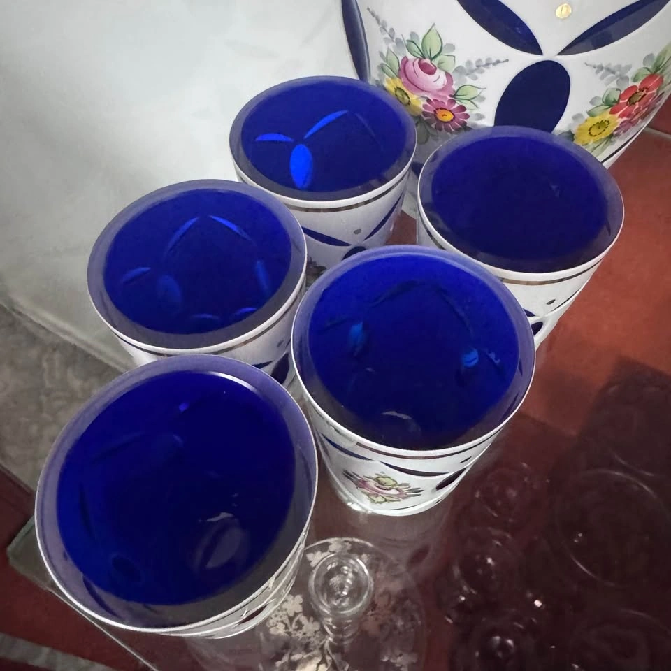 Bohemian Cobalt & White Floral Cut Glass Decanter & 5 Glasses - photo 3