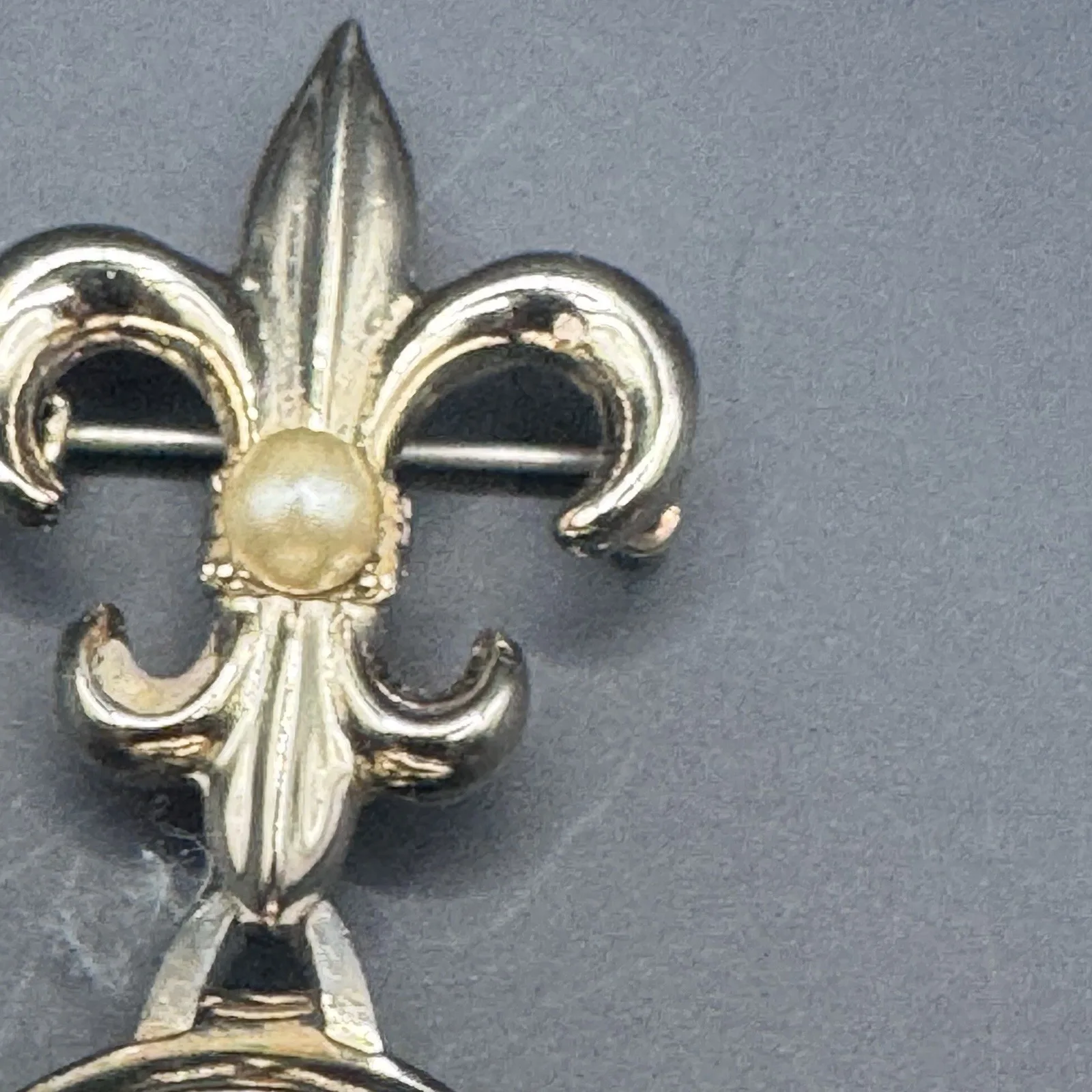 Vintage Fleur de Lis Locket Brooch with Faux Pearl & Rose Enamel - photo 3