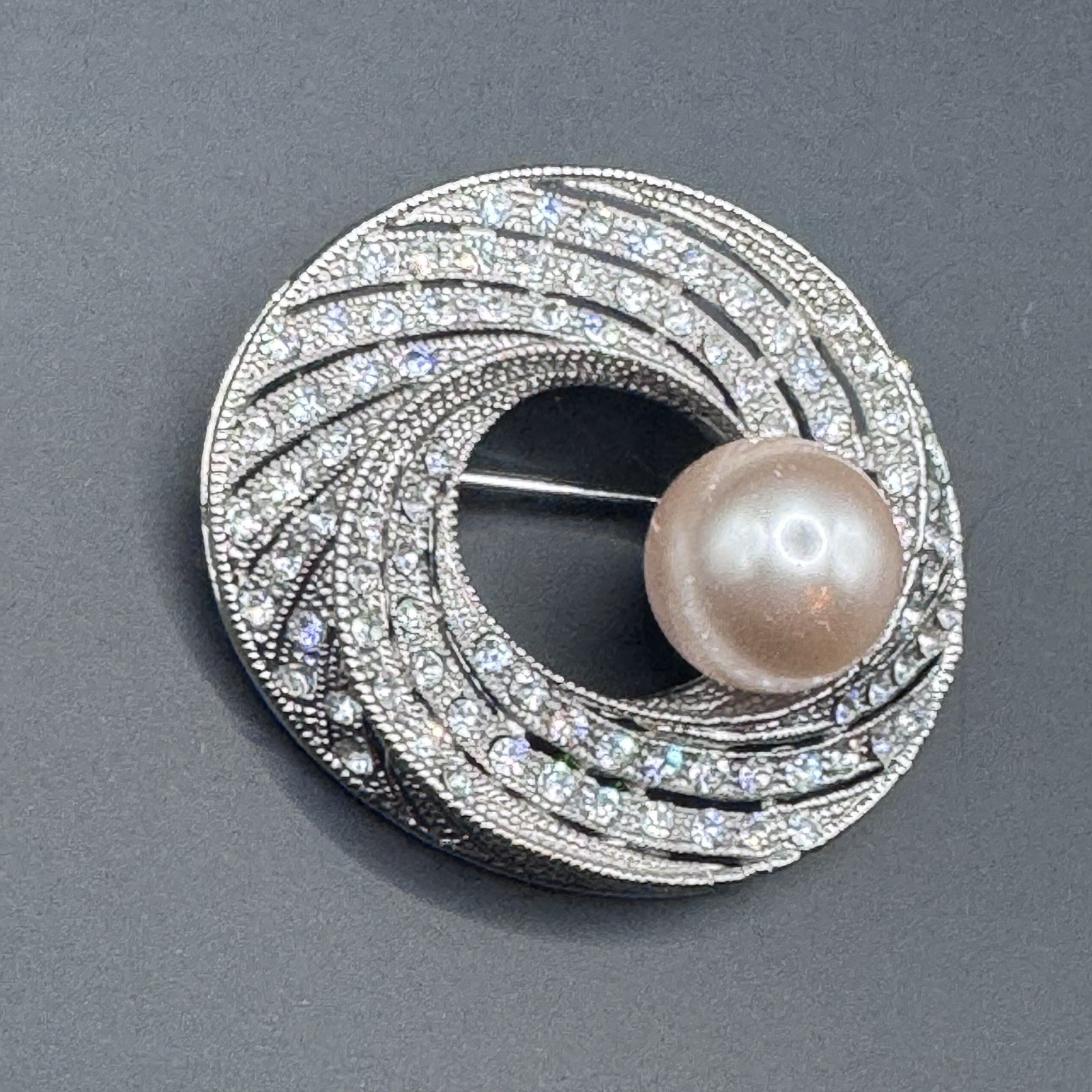 Vintage pot metal, rhinestone and faux pearl brooch - photo 2
