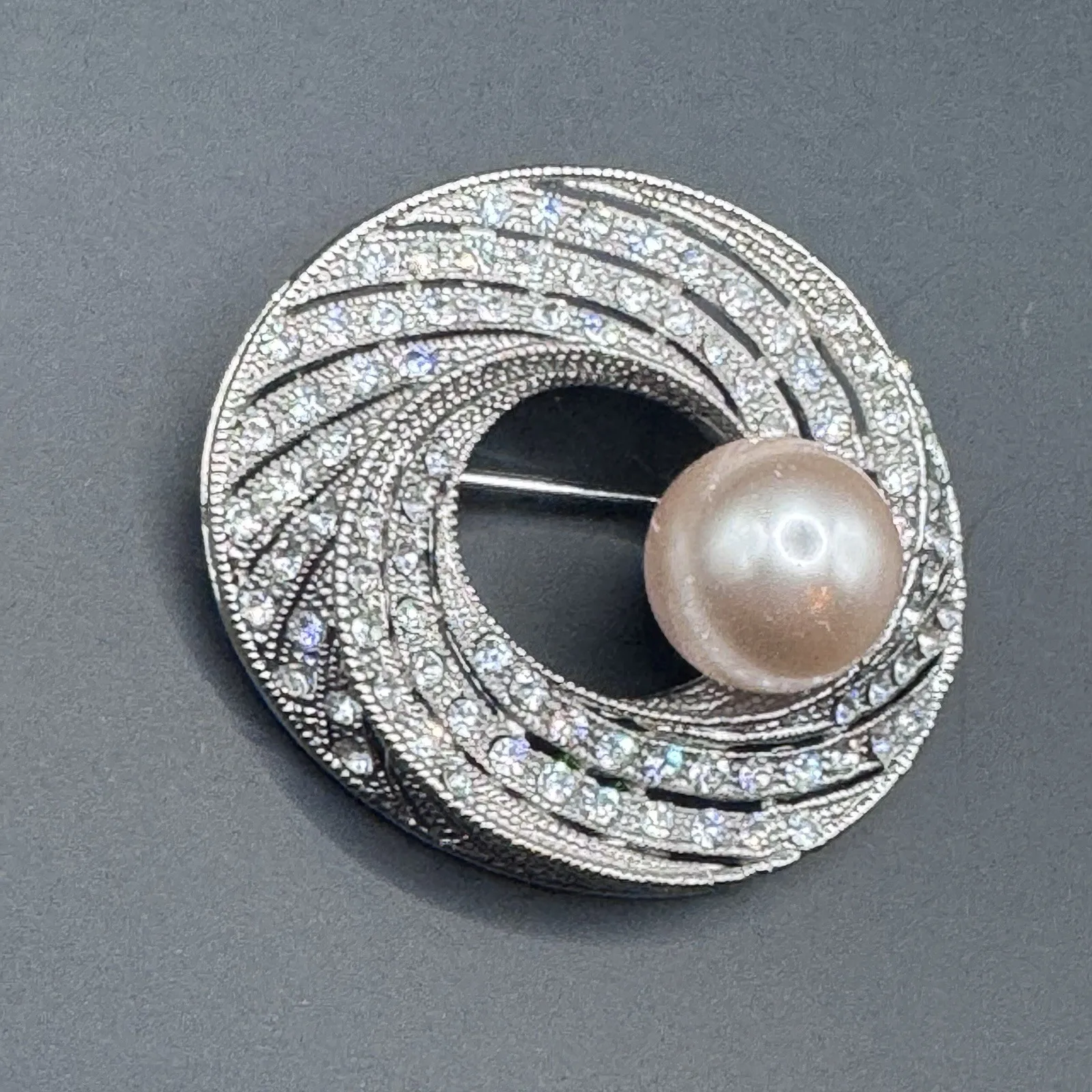 Vintage pot metal, rhinestone and faux pearl brooch - photo 2