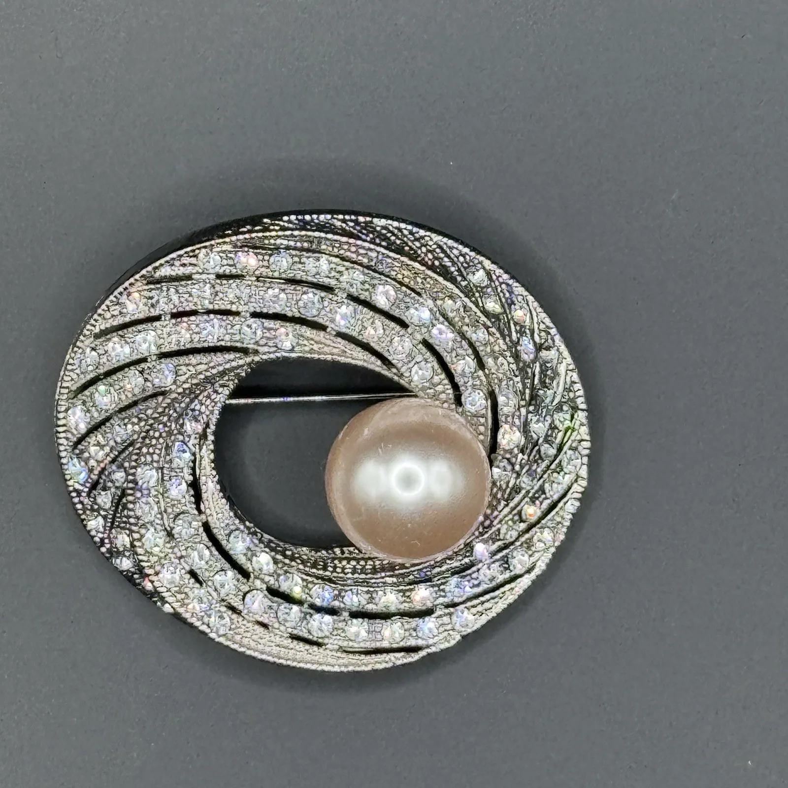 Vintage pot metal, rhinestone and faux pearl brooch - photo 3