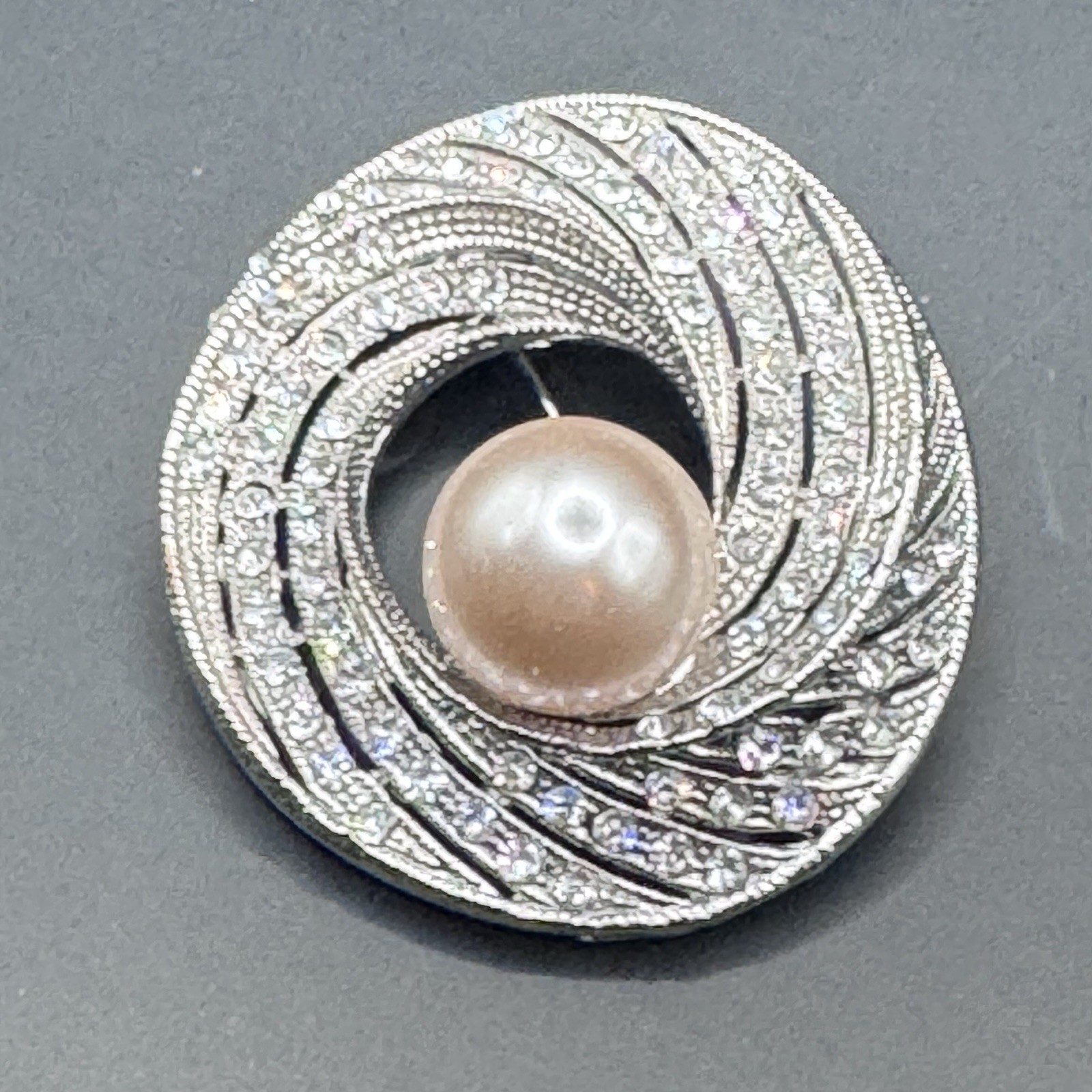Vintage pot metal, rhinestone and faux pearl brooch - photo 5