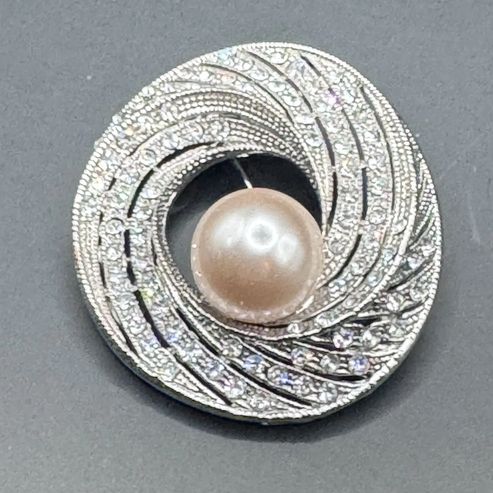 Vintage pot metal, rhinestone and faux pearl brooch - photo 5
