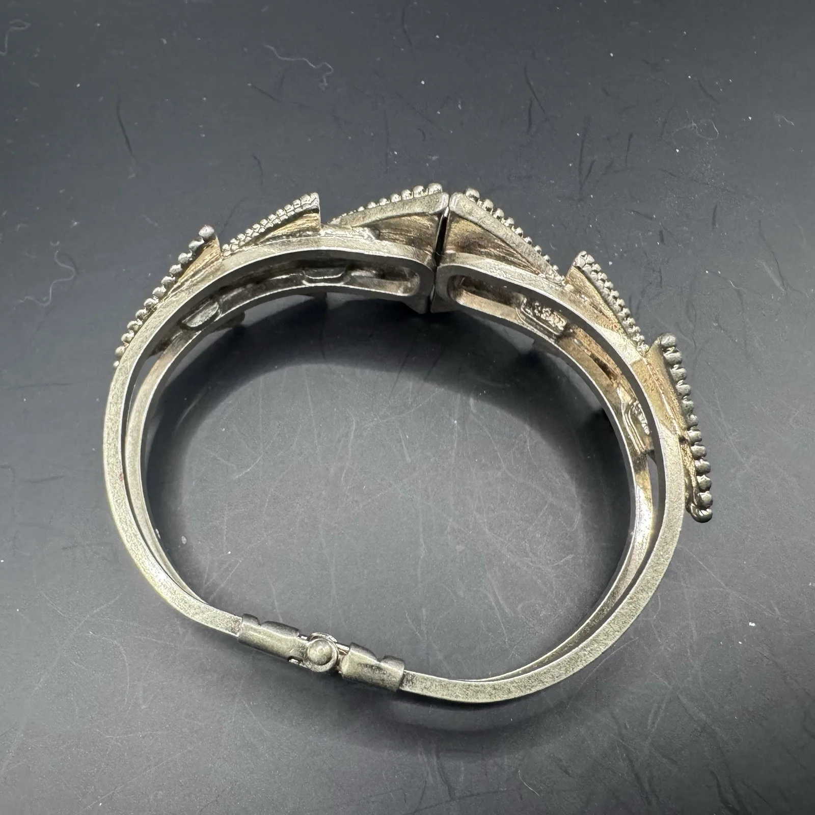 Large hinge clasp Deco- Inspired bracelet with gold tone and rhi - photo 5