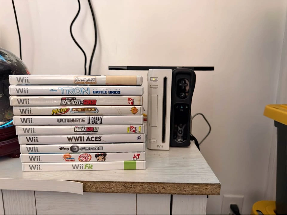 Nintendo Wii Console Bundle with 10 Games + 1 Remote