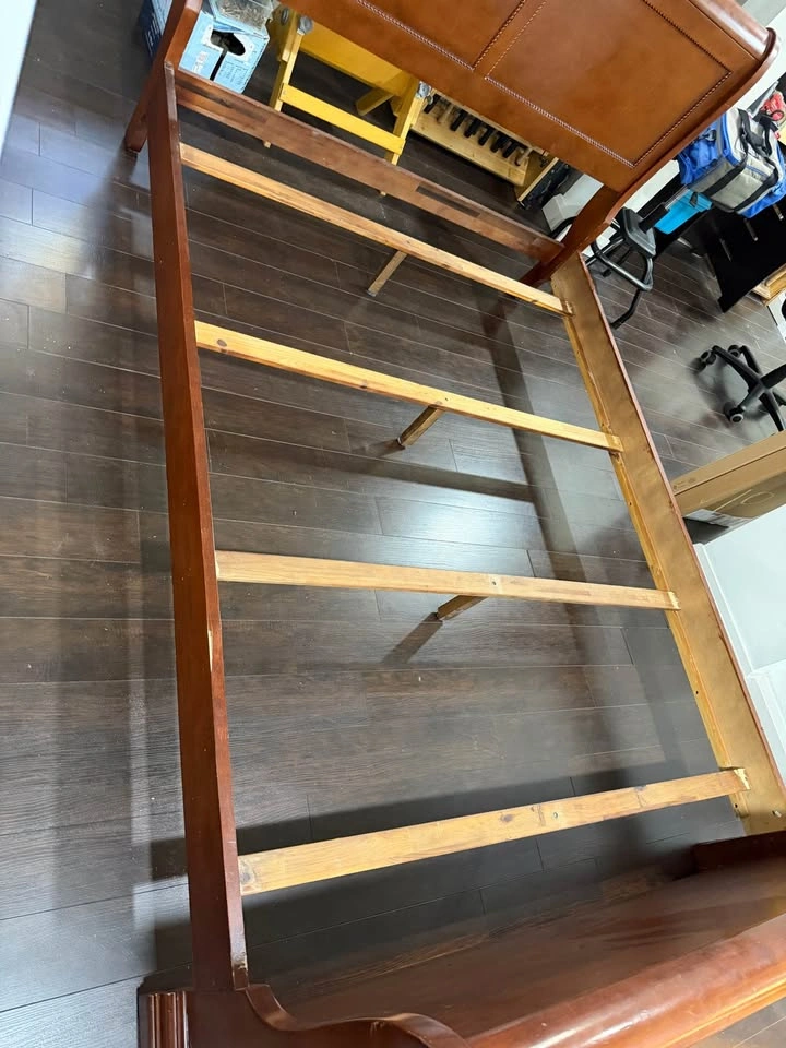 Solid wood Queen size bed frame - photo 3