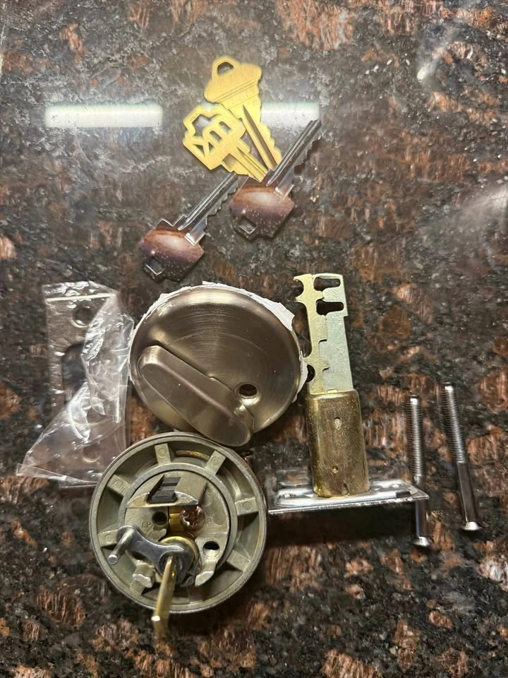Door Lock with 4 Keys