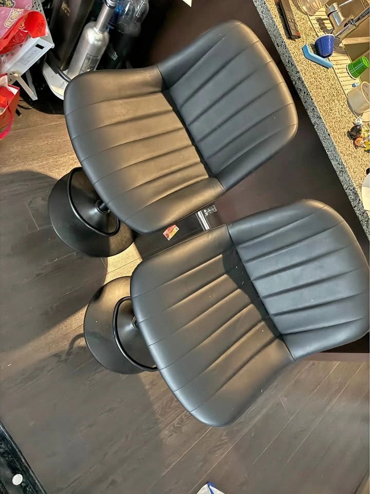 Bar Stools w adjustable height and footrest