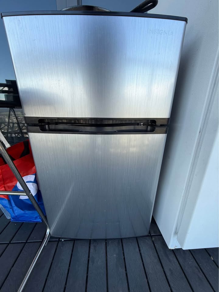 INSIGNIA MINI FRIDGE AND FREEZER - photo 3